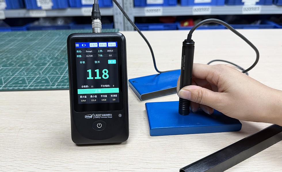 林上LS227涂层测厚仪测量铝合金阳极氧化膜显示118μm（非铁涡流原理）