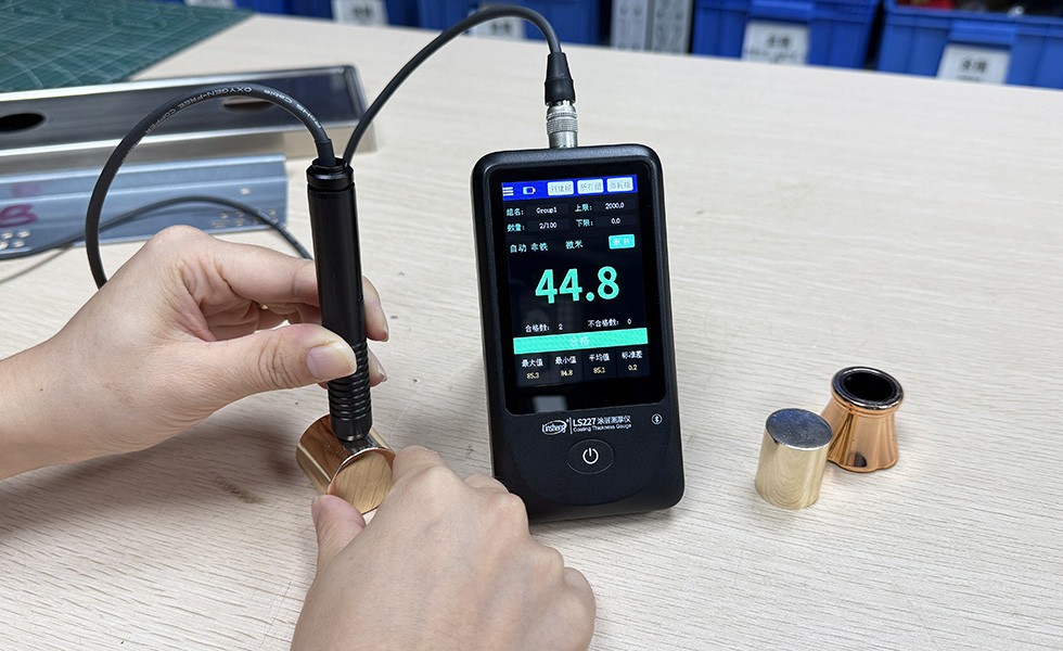 林上LS227涂层测厚仪测量电镀涂层显示44.8μm(自动统计最大最小平均值)