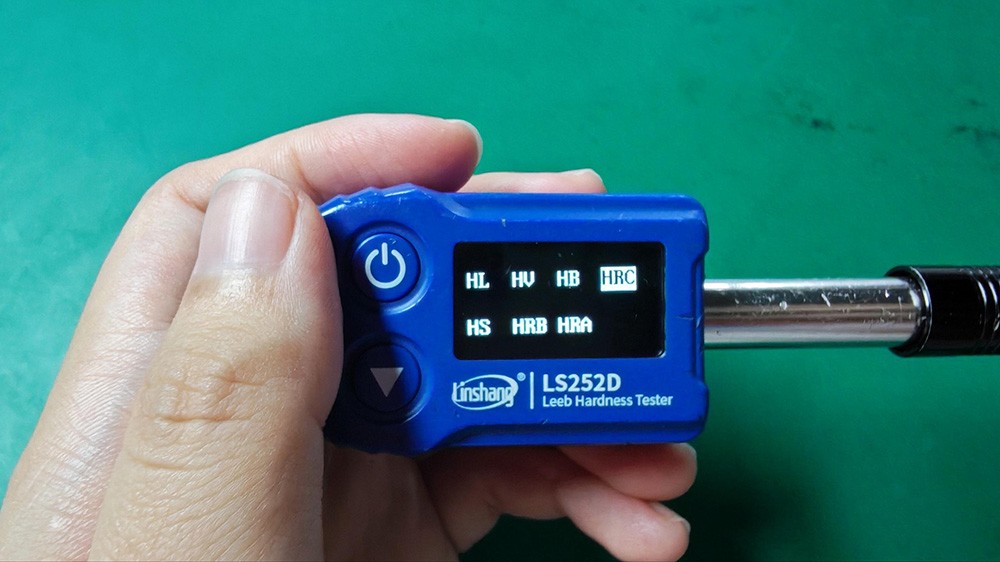 林上 LS252D 里氏硬度计屏幕菜单,七种硬度制式选项 HL/HV/HB/HRC/HS/HRB/HRA,光标在 HRC 上