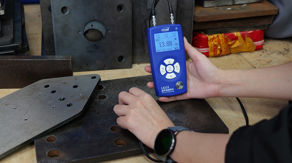 林上LS215超声波测厚仪(蓝色机身)实测厚钢板,显示13.88mm,可用于粗晶材料等标准探头回波弱的场景