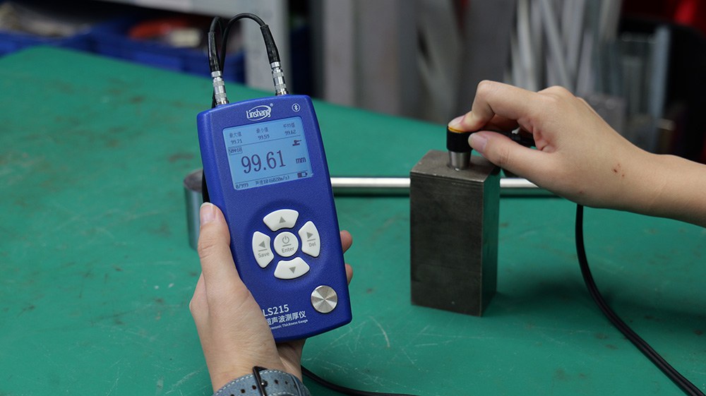 林上LS215超声波测厚仪搭配标准探头测量钢块厚度