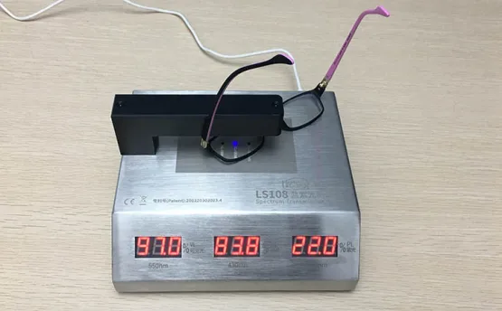 為什么要用光學(xué)透過率測量儀測量鏡片的透光率