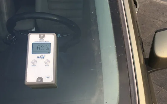 車檢站用透光率測(cè)試儀測(cè)量玻璃透光率