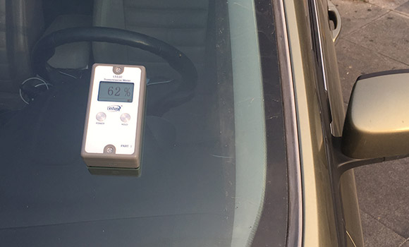便携式透光率仪测量汽车