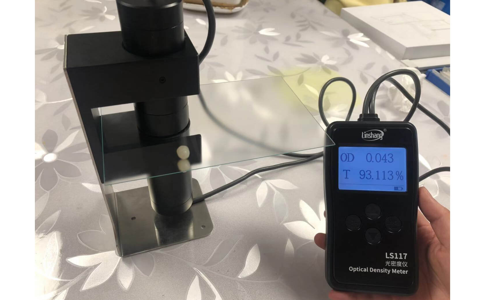 透光率测试仪测量AG玻璃透光率