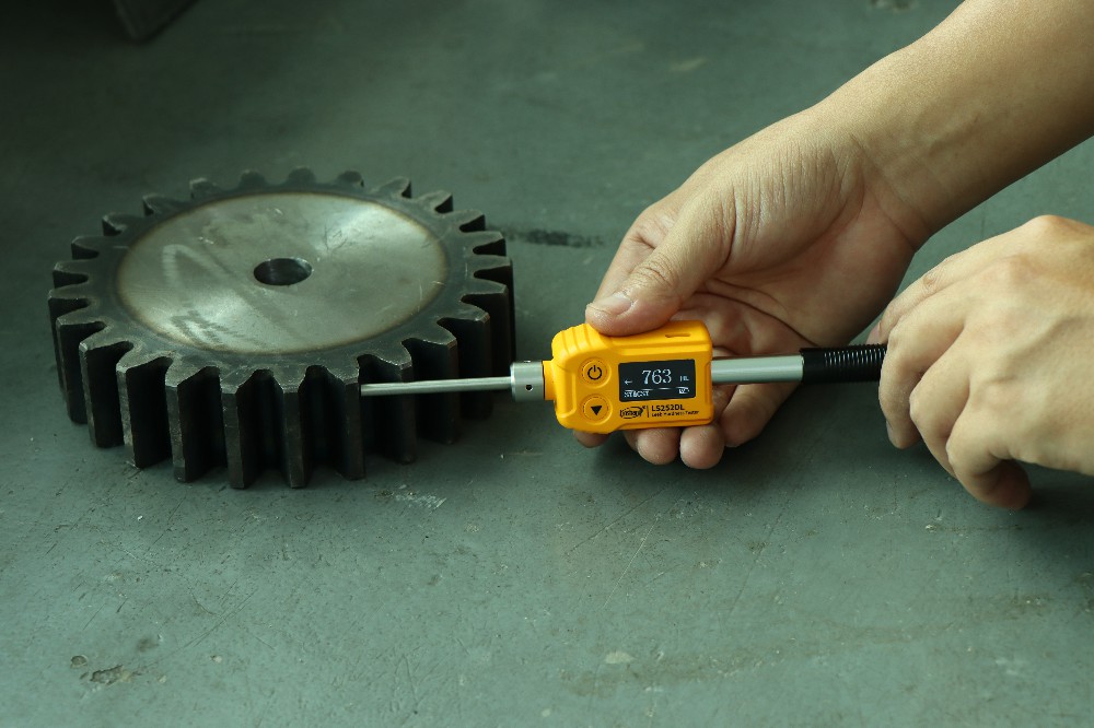 高频淬火后的齿轮用林上LS252DL里氏硬度计检测